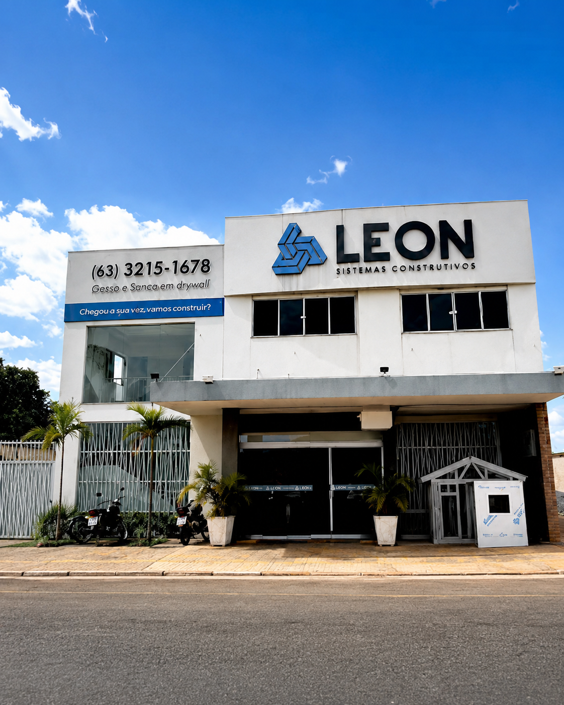 Profissional de construção com capacete em obra